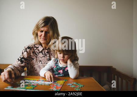 Grand-mère et petite-fille de faire des casse-tête Banque D'Images