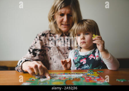 Grand-mère et petite-fille de faire des casse-tête Banque D'Images