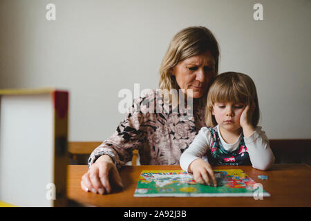 Grand-mère et petite-fille de faire des casse-tête Banque D'Images