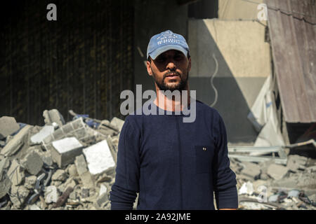 Gaza, Territoires palestiniens. 12 Nov, 2019. Le voisin Ali Saad se trouve en face de la maison de l'du Jihad islamique Baha Abu Al Ata, qui a été endommagée à la suite d'un raid aérien israélien. Les forces de sécurité d'Israël ont pris des mesures ciblées afin de tuer le chef militaire du Jihad islamique dans la bande de Gaza. Israël a déclaré qu'il ne serait pas revenir à une politique d'assassinat ciblé. Selon l'armée, il s'agissait d'une action unique pour éviter "une menace directe'. Credit : Saud Abu Ramadan/dpa/Alamy Live News Banque D'Images