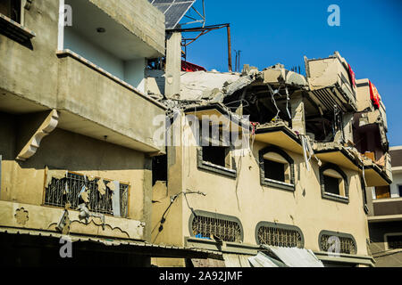 Tel Aviv, Territoires palestiniens. 12 Nov, 2019. La maison de l'du Jihad islamique Baha Abu Al Ata endommagés après un raid aérien israélien. Les forces de sécurité d'Israël ont pris des mesures ciblées afin de tuer le chef militaire du Jihad islamique dans la bande de Gaza. Israël a déclaré qu'il ne serait pas revenir à une politique d'assassinat ciblé. Selon l'armée, il s'agissait d'une action unique pour éviter "une menace directe'. Credit : Saud Abu Ramadan/dpa/Alamy Live News Banque D'Images