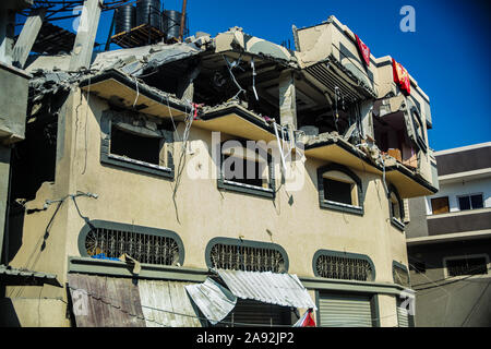 Tel Aviv, Territoires palestiniens. 12 Nov, 2019. La maison de l'du Jihad islamique Baha Abu Al Ata endommagés après un raid aérien israélien. Les forces de sécurité d'Israël ont pris des mesures ciblées afin de tuer le chef militaire du Jihad islamique dans la bande de Gaza. Israël a déclaré qu'il ne serait pas revenir à une politique d'assassinat ciblé. Selon l'armée, il s'agissait d'une action unique pour éviter "une menace directe'. Credit : Saud Abu Ramadan/dpa/Alamy Live News Banque D'Images