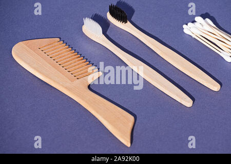 Ensemble de brosses à dents en bois, fabriqués à partir de coton-tiges et renouvelable, biodégradable et recyclable bambou sur fond bleu Banque D'Images