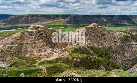 Touristes sur un sentier à Horse Thief Canyon, comté de Starland; Alberta, Canada Banque D'Images