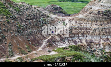 Touristes sur un sentier à Horse Thief Canyon, comté de Starland; Alberta, Canada Banque D'Images