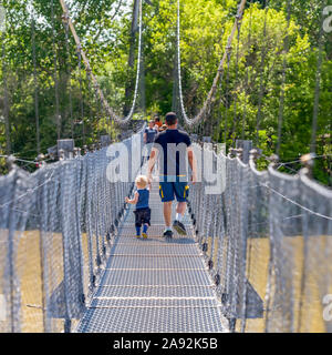 Star Mine suspension Bridge, un pont suspendu pour piétons de 117 mètres de long traversant la rivière Red Deer; Drumheller, Alberta, Canada Banque D'Images