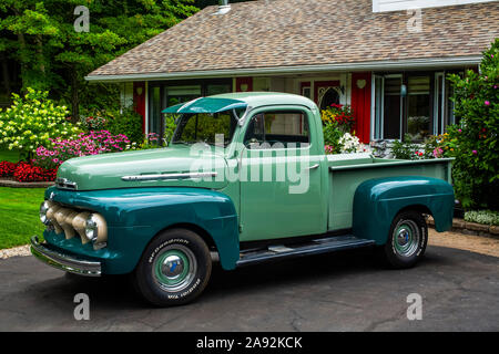 Camion d'époque stationné à l'extérieur d'une maison avec des fleurs; Hudson, Québec, Canada Banque D'Images