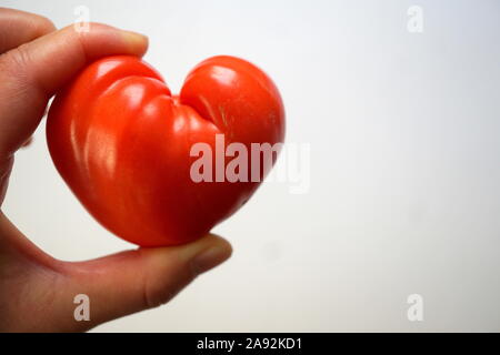 Santé du coeur la santé cardiovasculaire (concept) en forme de coeur, coeur de boeuf (tomate) Banque D'Images