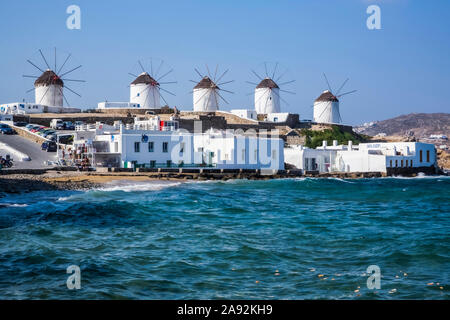 Moulins à vent dans une rangée le long de la côte de la mer Méditerranée; ville de Mykonos, île de Mykonos, Cyclades, Grèce Banque D'Images