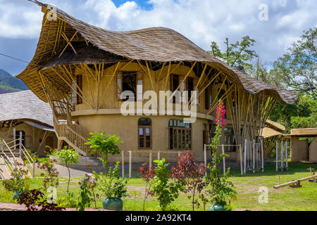 Bâtiment scolaire respectueux de l'environnement avec un toit incurvé; Yawngshwe, État de Shan, Myanmar Banque D'Images