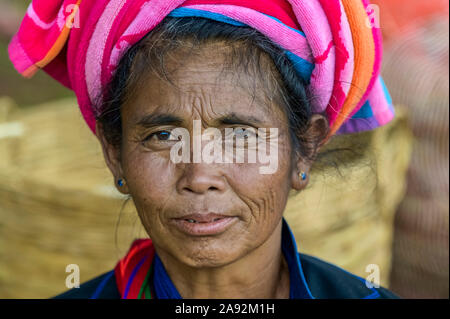 Femme tribale PA'O portant une couverture traditionnelle de la tête; Yawngshwe, État Shan, Myanmar Banque D'Images