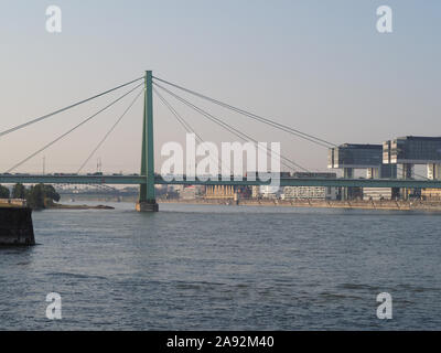 Severinsbruecke Severin (Pont) sur la rivière Rhein à Koeln, Allemagne Banque D'Images