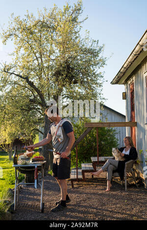 Couple in garden Banque D'Images