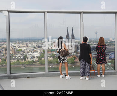 KOELN, ALLEMAGNE - circa 2019 Août : Les gens sur Koelntriangle visites gratte-ciel plate-forme regarder Banque D'Images