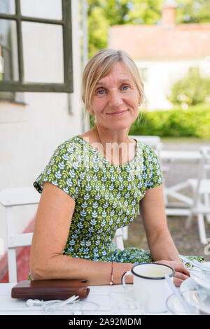 Smiling woman looking at camera Banque D'Images