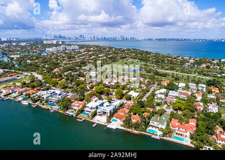 Miami Beach Florida, la Gorce Golf Club, Biscayne Bay Water Waterfront homes résidences, Indian Creek Water, ville de Miami horizon, ove aérienne Banque D'Images