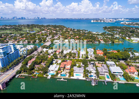 Miami Beach Florida,la Gorce Island,Allison Island,Biscayne Bay,eau,résidences de maisons en bord de mer,Indian Creek,63rd Street,centre ville horizon aeria Banque D'Images