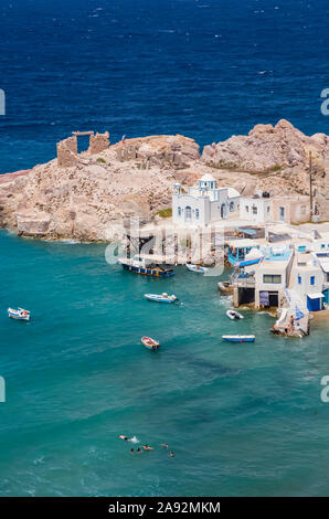 Village de Fyropotamos avec des bateaux dans le petit port et des ruines au bord de l'eau; Fyropotamos, île de Milos, Cyclades, Grèce Banque D'Images