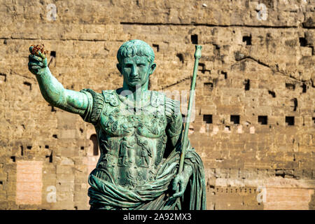 Statue en bronze de l'empereur César Auguste de la Via dei Fori Imperiali, Rome, Italie Banque D'Images