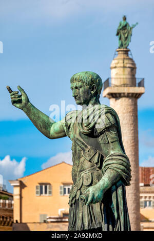 La colonne et la statue de l'empereur Trajan dans la via dei Fori Imperiali, Rome Italie Banque D'Images