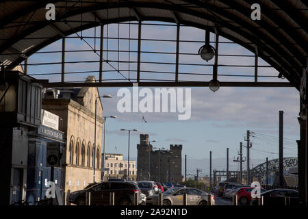 Le Château d'une fortification médiévale, vu depuis le hall de gare de la gare de Newcastle Newcastle upon Tyne, England, UK Banque D'Images