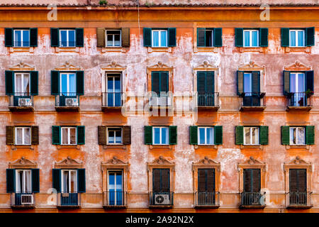 Condominiums résidentiels typiques dans le centre-ville de Rome, Rome, Italie Banque D'Images