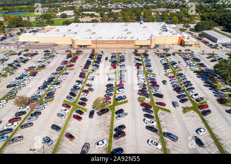 St Saint Cloud Florida, Walmart Supercenter discount grand magasin, extérieur de l'entrée extérieure de l'aire de stationnement, FL191109d17 Banque D'Images