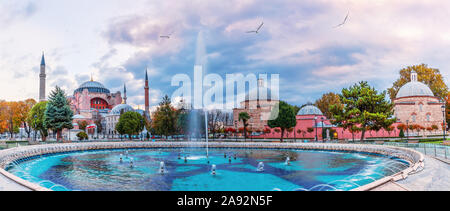 Panorama de la place Sultan Ahmet, vue sur la fontaine, la basilique Sainte-Sophie et le Han Sebili brahim, Istanbul Banque D'Images