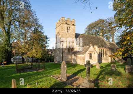 Petit Norman l'église All Saints à côté du manoir jacobéen dans les motifs de Salperton Park dans le village de Cotswold Salperton, Gloucestershire. Banque D'Images