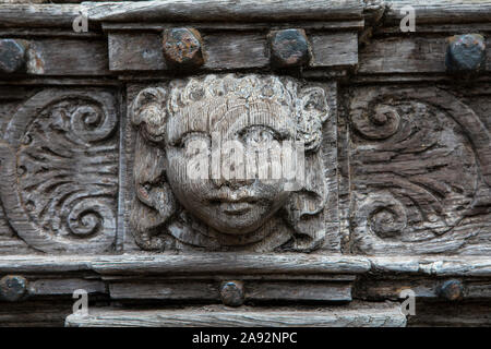 Belle sculpture en bois autour de l'embrasure de la doyenné de fermer la cathédrale d'Exeter, Royaume-Uni. Banque D'Images