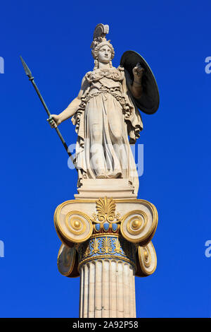 Statue de Pallas Athena (par Leonidas Drosis) en haut d'une colonne ionique à l'extérieur de l'Académie d'Athènes, Grèce Banque D'Images