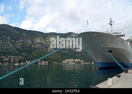 Le bateau de croisière amarré au Célébration Marella baie de Kotor Banque D'Images