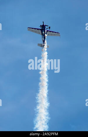 Sukhoi-29 fumée aérienne de fuite lors de manœuvres aérobiques au salon aérien olympique de 2019, à l'aéroport olympique Banque D'Images