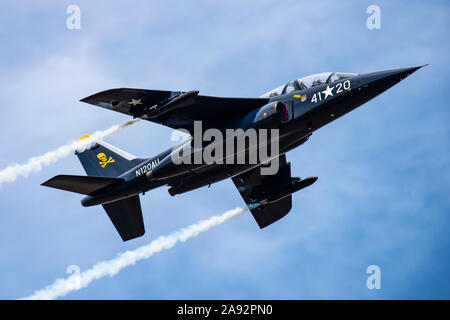 Le 1981 DORNIER GMBH alpha-JET de fumée lors de manœuvres aérobiques lors du salon aérien olympique de 2019, à l'aéroport olympique Banque D'Images