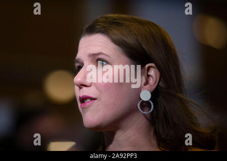 Cardiff, Wales, UK. 12 Nov, 2019. Cardiff, Wales, UK, 12 novembre 2019. Jo Swinson, leader des libéraux-démocrates donne une interview à l'extérieur de l'Assemblée nationale du Pays de Galles Senedd bâtiment. Credit : Mark Hawkins/Alamy Live News Banque D'Images