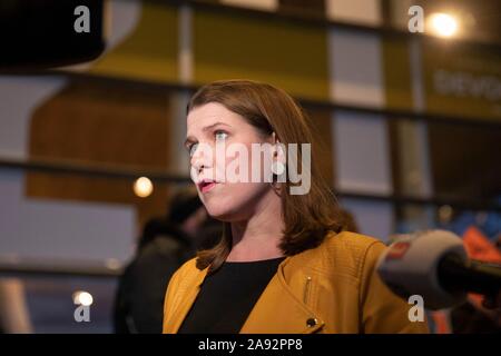 Cardiff, Wales, UK. 12 Nov, 2019. Cardiff, Wales, UK, 12 novembre 2019. Jo Swinson, leader des libéraux-démocrates donne une interview à l'extérieur de l'Assemblée nationale du Pays de Galles Senedd bâtiment. Credit : Mark Hawkins/Alamy Live News Banque D'Images