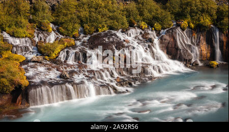 Vue de l'Islande, Cascade Hraunfossar colorés Banque D'Images