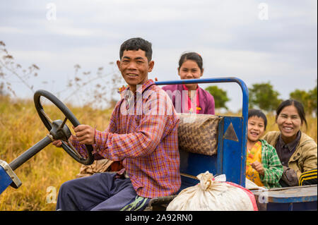 Famille en camion à travers les champs de ferme; Taungyii, État Shan, Myanmar Banque D'Images