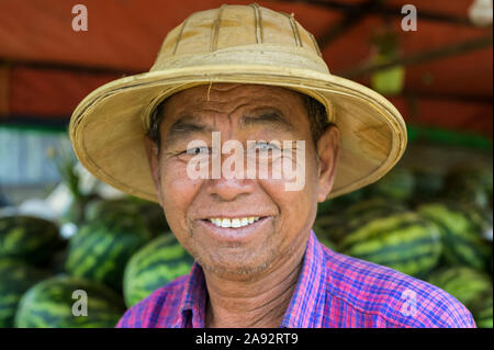 Portrait d'un homme qui vend des pastèques; Taungyii, État Shan, Myanmar Banque D'Images