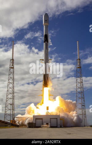 Cap Canaveral, États-Unis. 12 Nov, 2019. Le 11 novembre 2019, SpaceX a lancé 60 satellites Starlink à partir de l'espace complexe de lancement 40 (SLC-40) à la base aérienne de Cap Canaveral, en Floride. Falcon 9 première étape a appuyé l'Iridium-7 SAOCOM,-1A, et des missions, et Satu Nusantara le carénage a été déjà volé sur Falcon Heavy's Arabsat-6une mission plus tôt cette année. L'étape suivant la séparation, SpaceX Falcon 9 s'est posé sur la première étape 'Bien sûr je t'aime toujours" droneship qui s'est installée dans l'océan Atlantique. Photo par SpaceX/UPI UPI : Crédit/Alamy Live News Banque D'Images