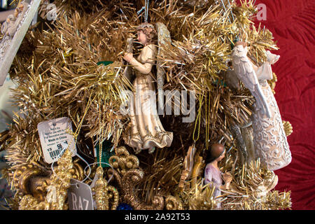 Angels on Christmas Tree in store Banque D'Images