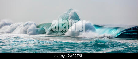 De grandes vagues se brisant le long de la côte Na Pali ; Kauai, Hawaii, États-Unis d'Amérique Banque D'Images