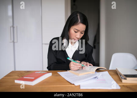 Jeune femme étudie à la maison Banque D'Images