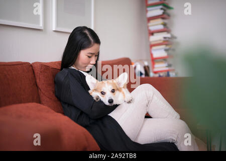 Jeune femme avec chien Banque D'Images