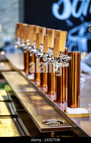 Bière artisanale au robinet, The Forks Market; Winnipeg, Manitoba, Canada Banque D'Images