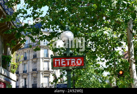 Metro signe en le Quartier Latin avec des arbres. Paris, France. Le 15 août 2019. Banque D'Images