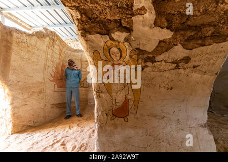 Fresque chrétienne et homme debout dans le monastère; Old Dongola, État du Nord, Soudan Banque D'Images