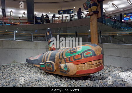 Sculpture en cèdre de l'Épaulard par Richard Hunt dans le terminal domestique de l'Aéroport International de Vancouver, Vancouver, BC, Canada Banque D'Images