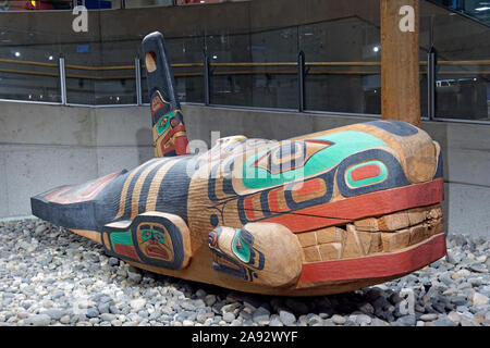 Sculpture en cèdre de l'Épaulard par Richard Hunt dans le terminal domestique de l'Aéroport International de Vancouver, Vancouver, BC, Canada Banque D'Images
