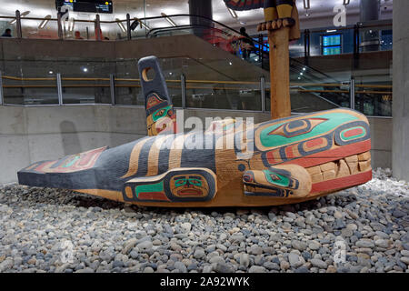 Sculpture en cèdre de l'Épaulard par Richard Hunt dans le terminal domestique de l'Aéroport International de Vancouver, Vancouver, BC, Canada Banque D'Images